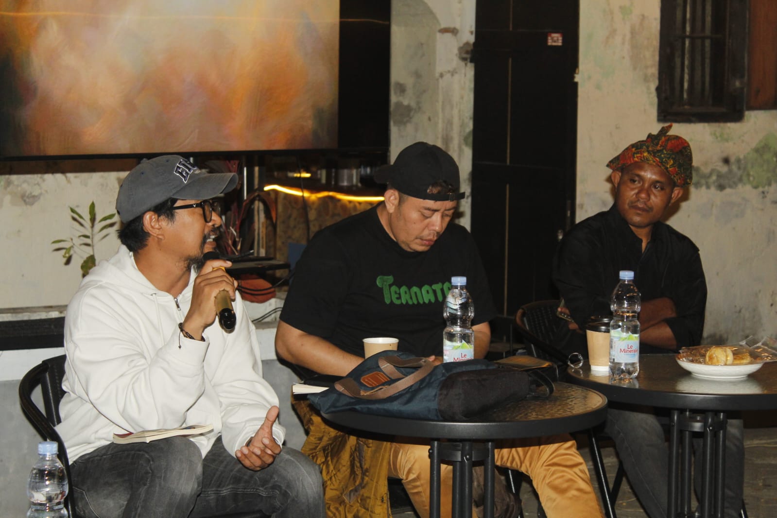 Launcing Buku Asul-Usul Nama Kampung di Kota Ternate (Penulis Rafli Marwan), Direktur Buku Suba menjadi salah satu Pembedah Buku Tersebut.