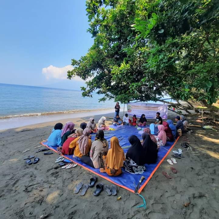 Pelatihan Anyaman bagi Kelompok Rentan di Desa Akedotilou, Tidore Kepulauan.