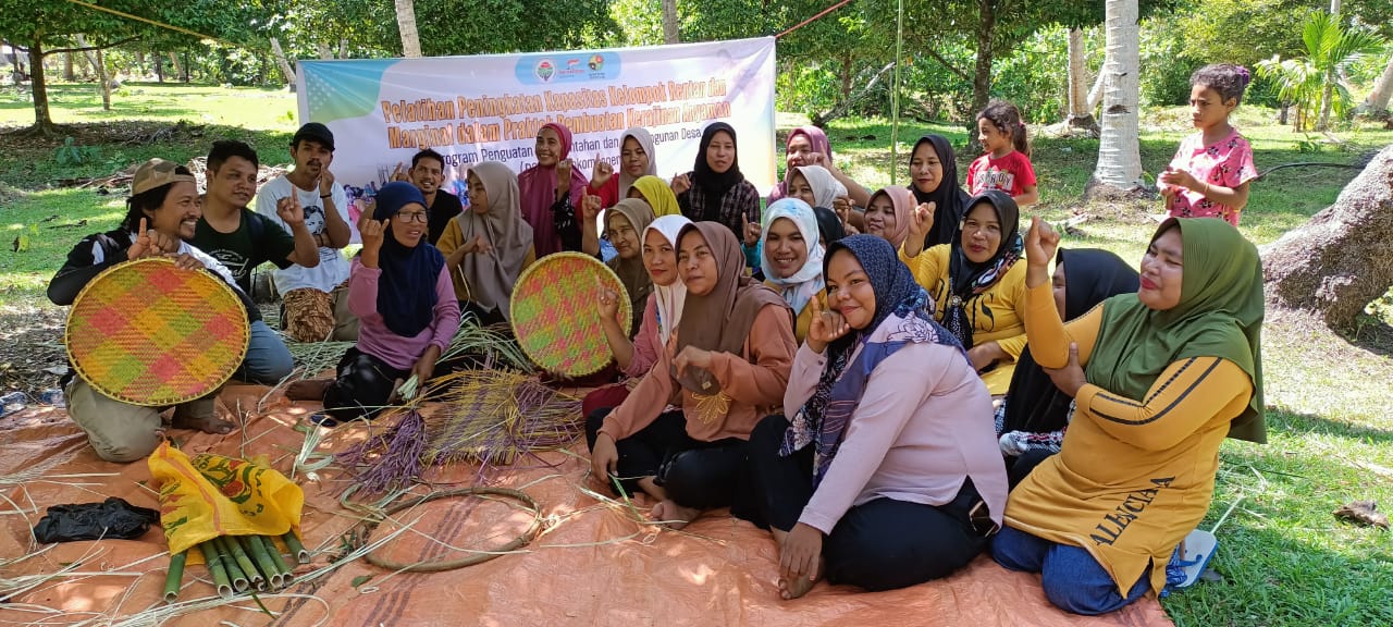 Pelatihan Peningkatan Kapasitas Kelompok Rentan dan Marjinal dalam Praktek Pebuatan Kerajinan Anyaman.